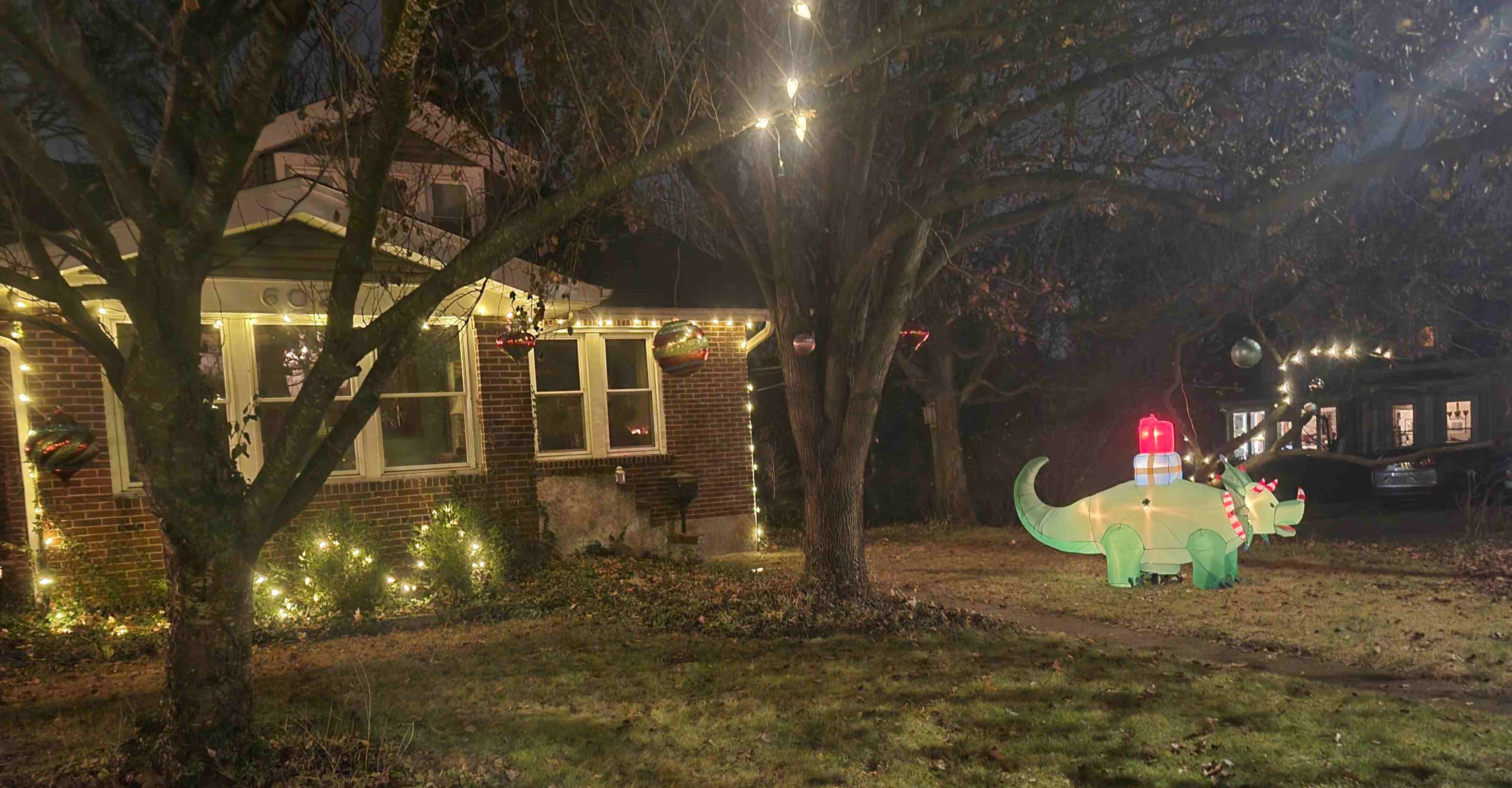 2022-12-04 Outside decorations.jpg